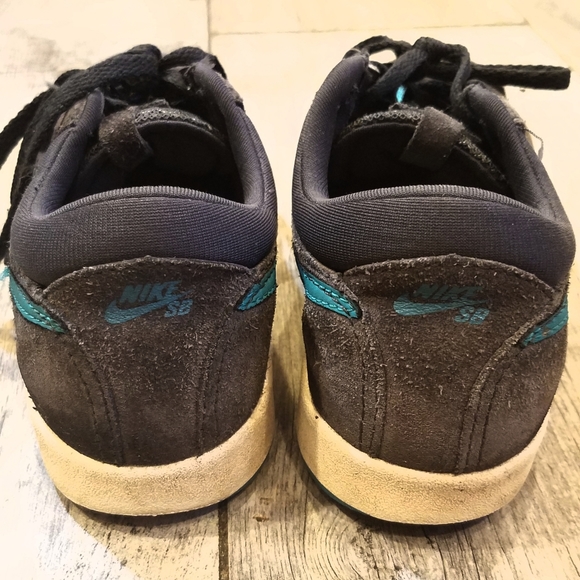 Boys Nike Karston 1 shoes in sz 2 - Picture 4 of 6